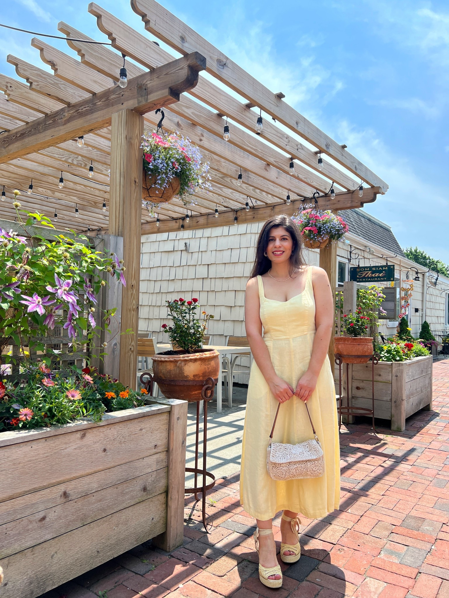 Decided to lean in on butter yellow before this trend melts away. 
No better way to test the waters then with a $29 linen blend dress from @oldnavy