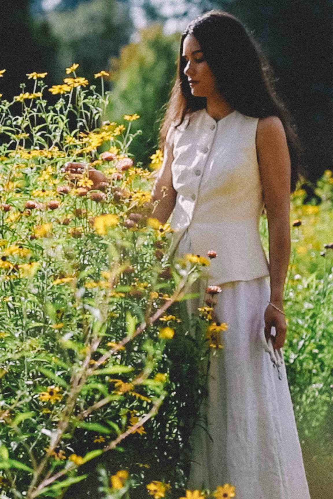 minimalist fashion, white outfit, strawflower decor, natural aesthetic, dried flowers,  boho style, rustic floral arrangement, simple chic style, nature-inspired decor, sustainable fashion

#LTKFallSale #LTKStyleTip #LTKSeasonal