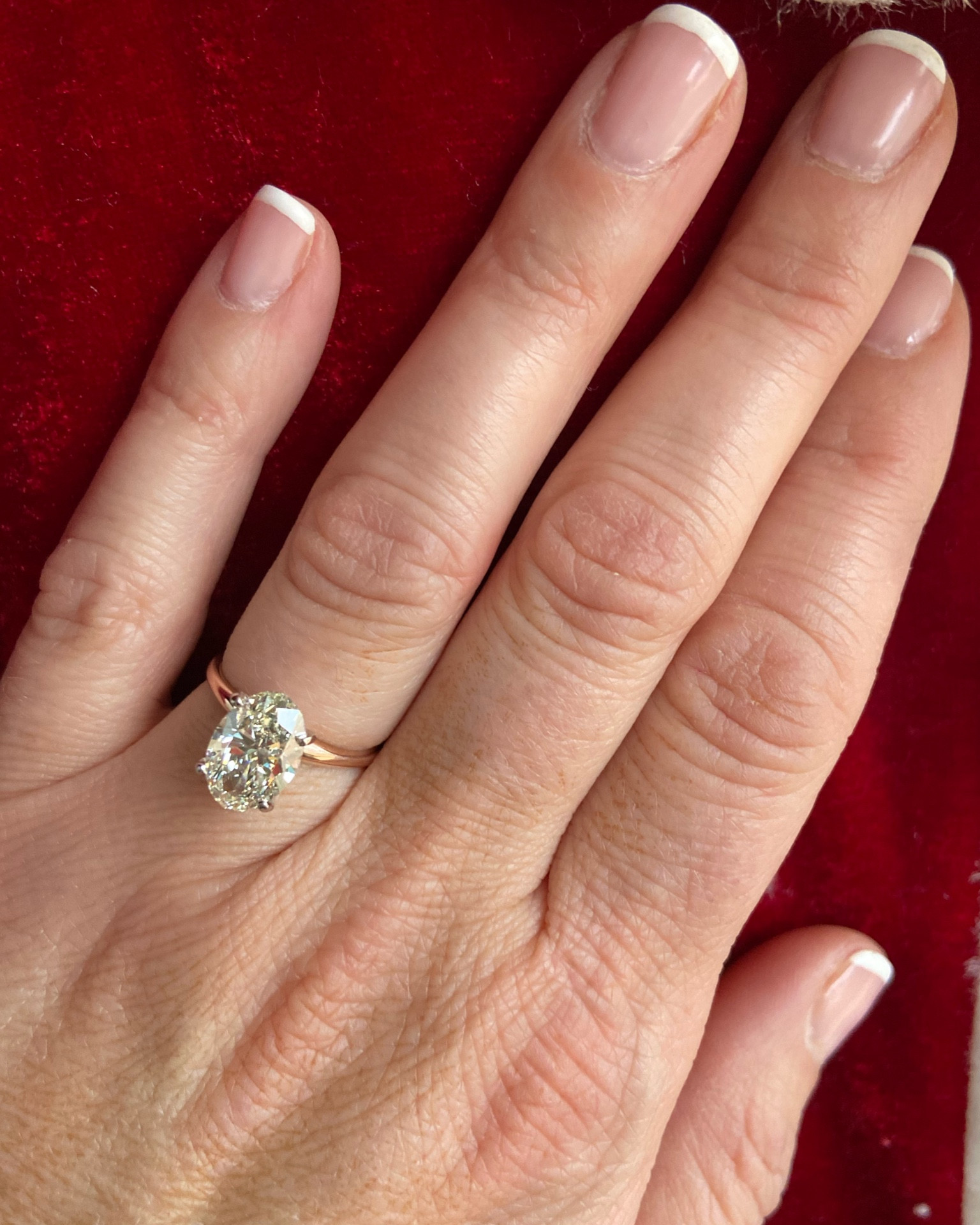 In love with my 3 carat oval Diamond with a simple rose gold band. Let the Diamond do all the sparkling 💍 #engaged #diamondring #diamond #sparkle #bling 