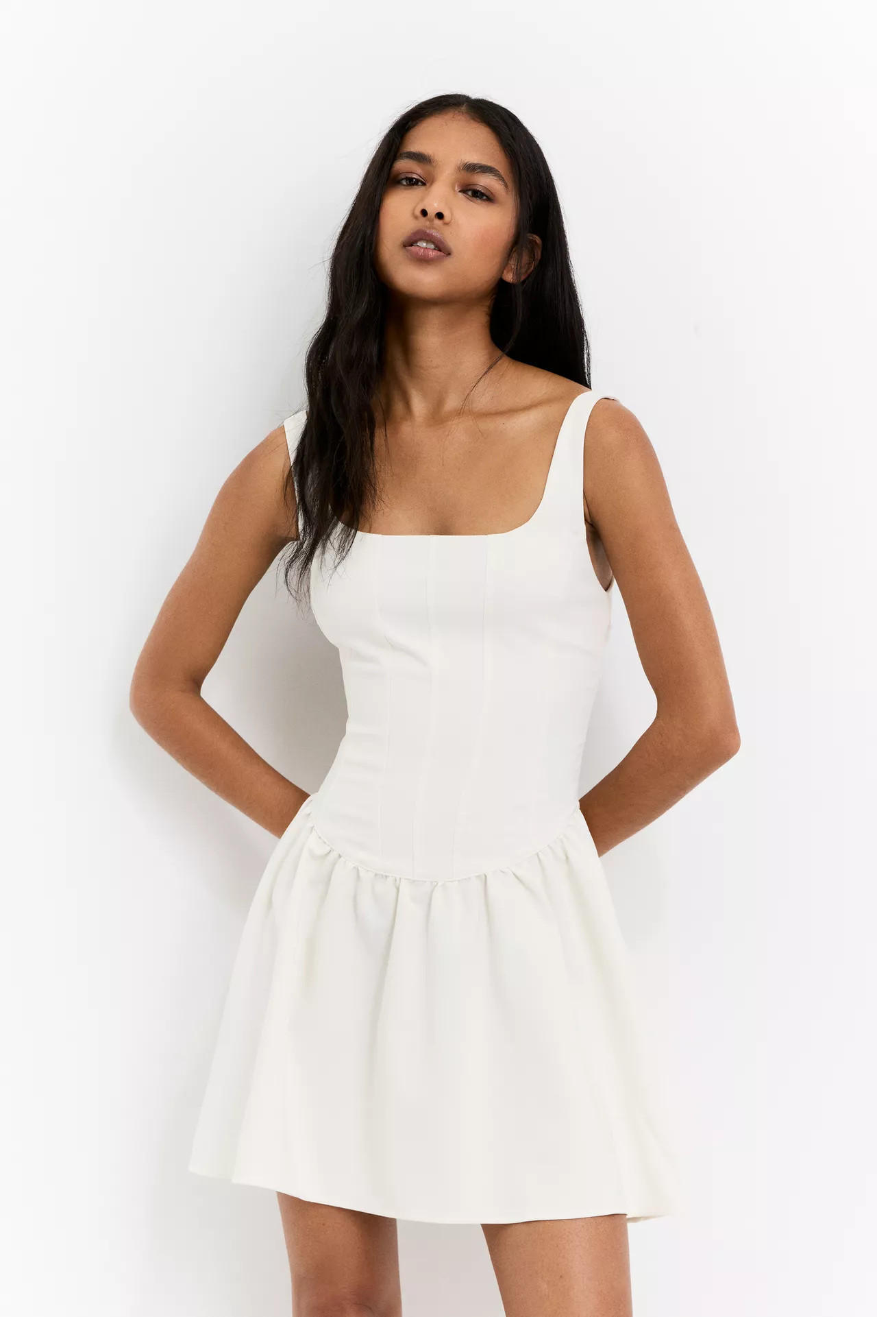 Kurzes Kleid im Burlesque-Look | PULL and BEAR DE