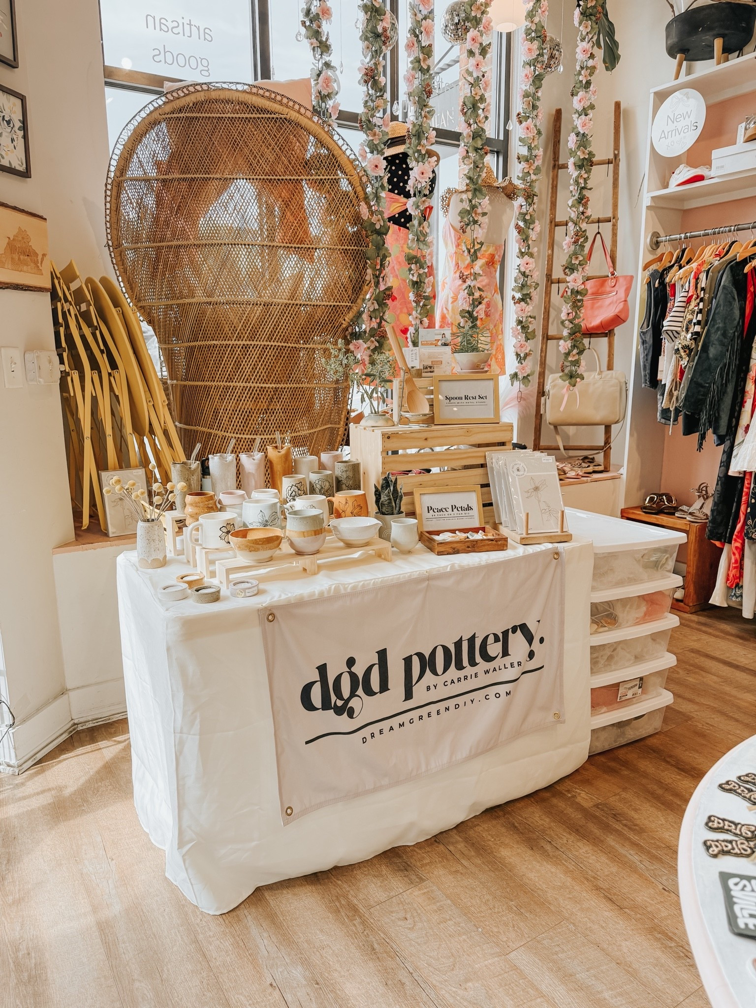 Calling all market sellers! Today, I’m rounding up all of the POS accessories, displays, carrying crates, risers, carts, and linens that I love using during art markets in case you’re looking to upgrade your own setup⭐️