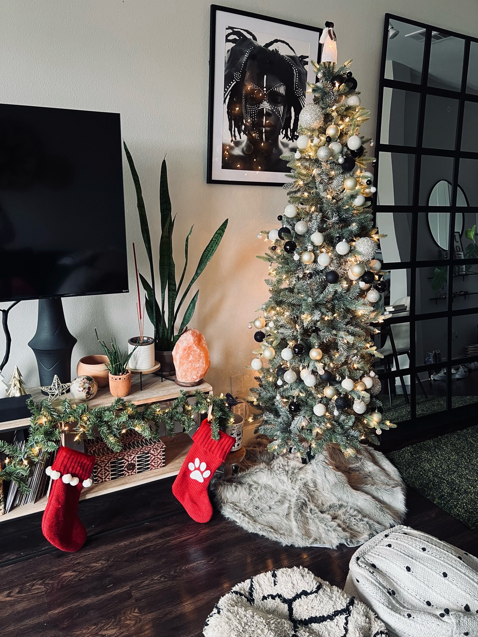 Finally Festive in this place! 

#LTKSeasonal #LTKHoliday #LTKhome