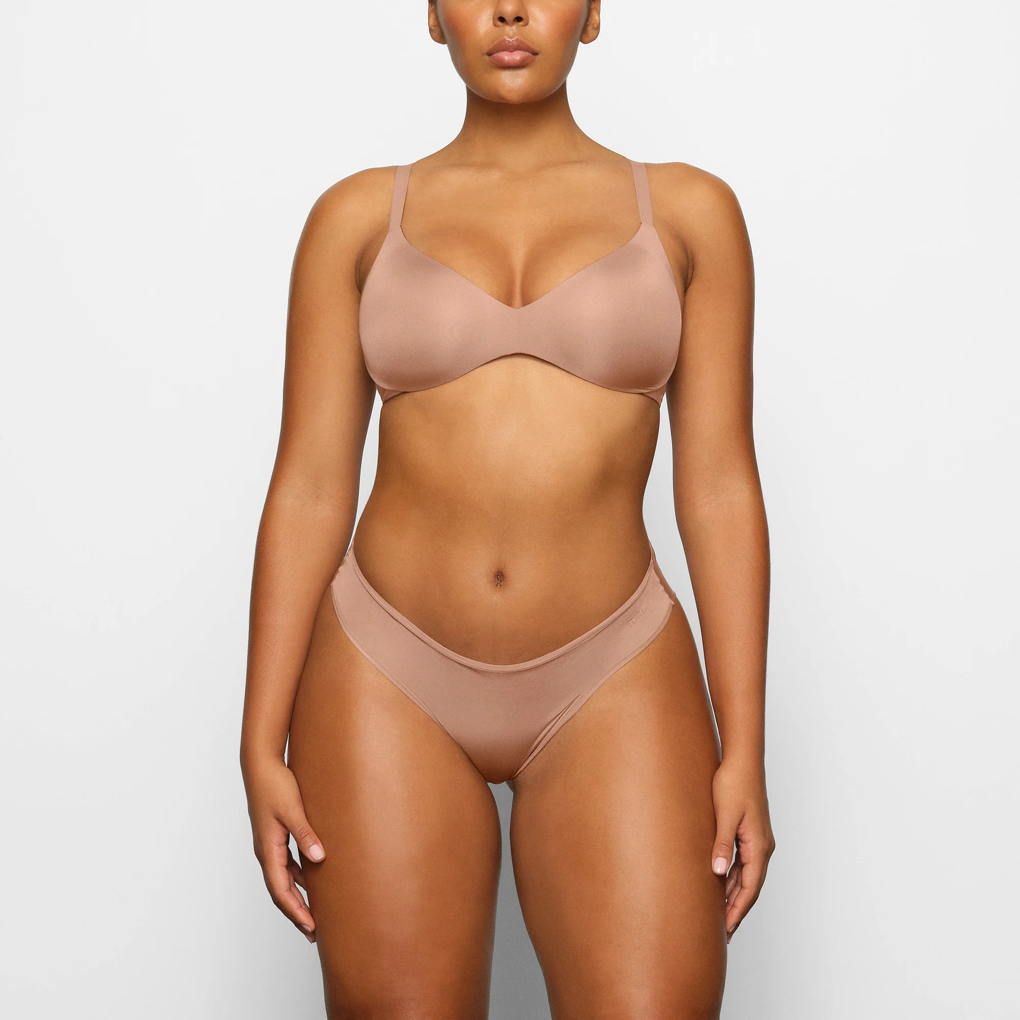 SKIMS Push-Up Plunge Bra | Medium Neutral | 38C | Wireless Form | SKIMS (US)