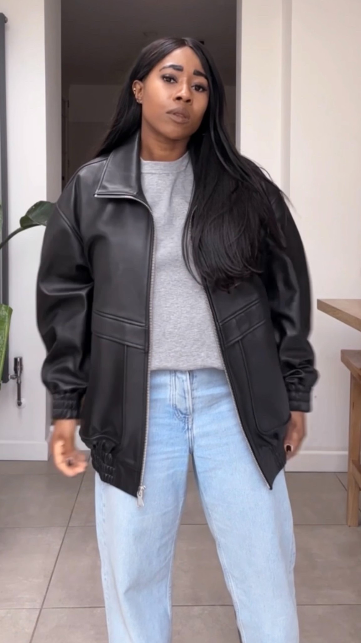 Different versions of leather jackets & jeans / blazers & jeans + a flip flop when the weather allows 🖤