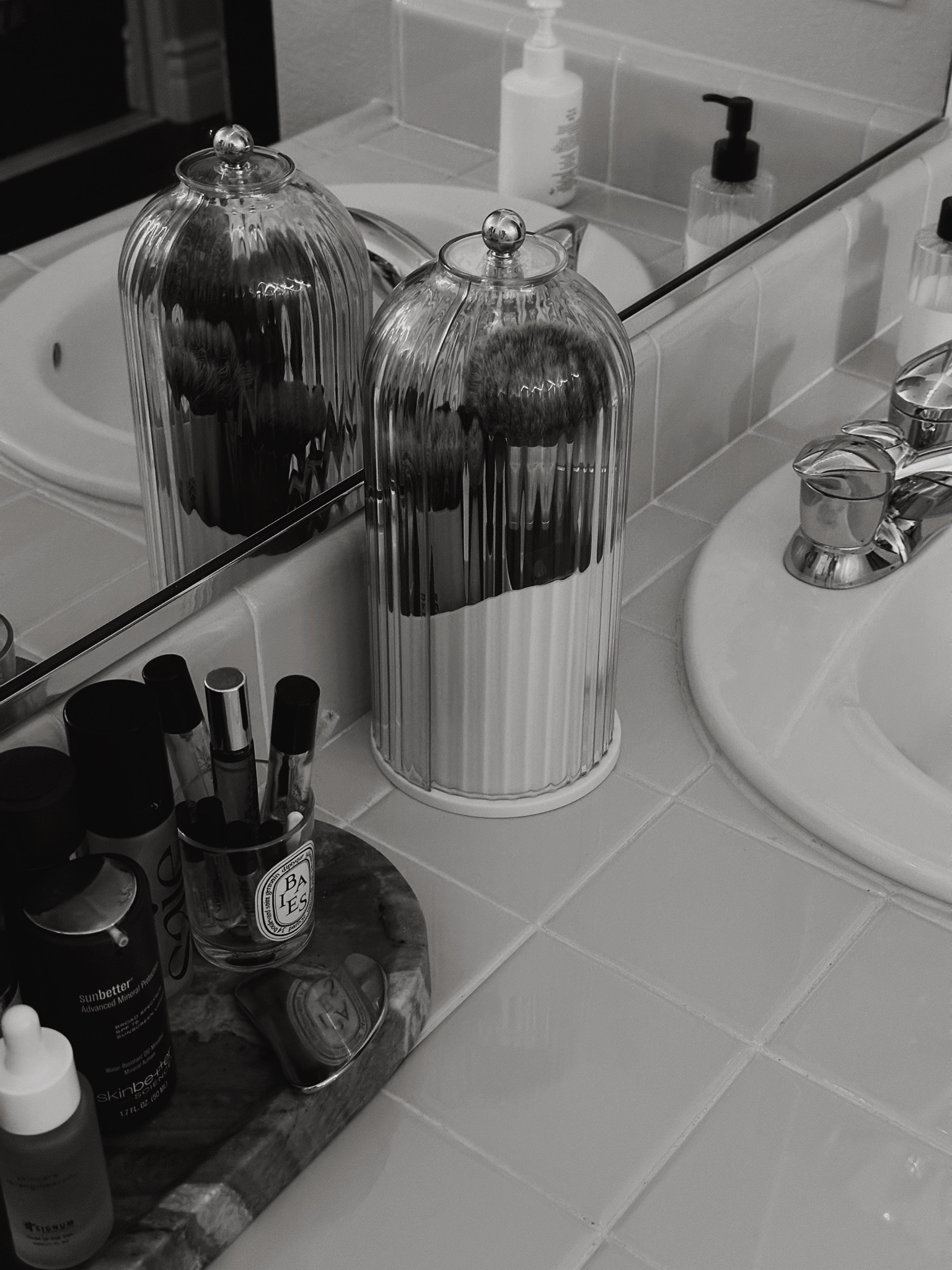 Chic and simple make up brush organizer 