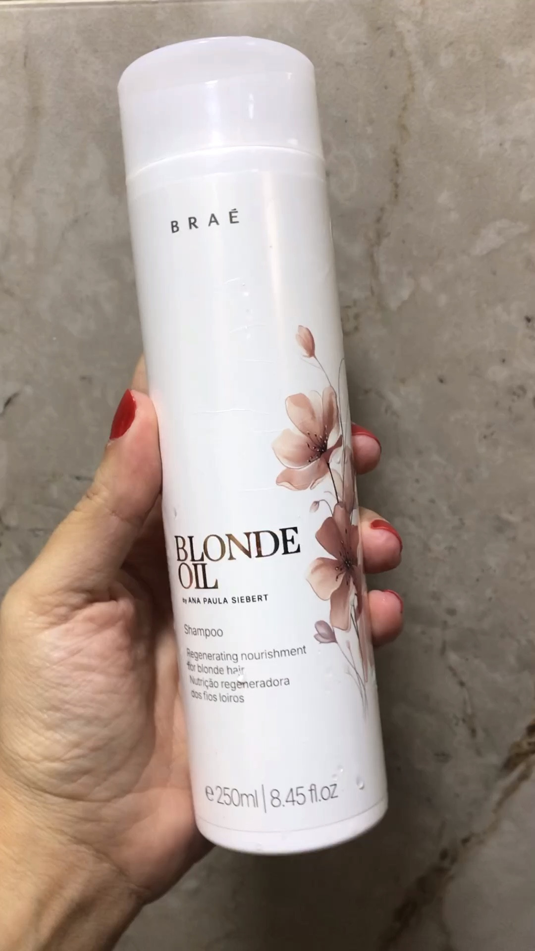 Testei o Kit com shampoo, máscara e o óleo Blonde Oil da Ana Paula Siebert da @braehaircare e me surpreendi com o resultado ! Brilho, leveza e um perfume chique de salão.

✨Indicado pra loiras, mas quem tem luzes ou cabelo ressecado também vai AMAR,  pois o produto deixa os cabelos super macios e hidratados.

✨E você já conhece ou já usou a linha ⁉️

Adquira improdutivo com desconto de 10% utilizando o cupom Danimarques

#BlondeOil #AnaPaulaSiebertHair #CabeloLoiro #CabelosRadiantes #ResenhaHonesta #DicaDeBeleza #HairCare #BelezaAcimaDos30 #TikTokBeauty #TesteiEAmei #braefriends 

#LTKActive #LTKVideo