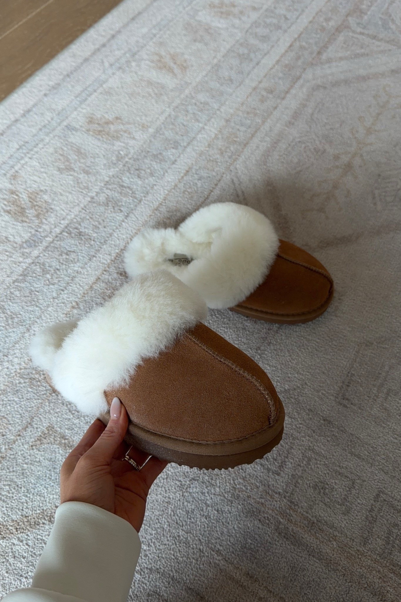 these amazon slippers look like a pair from Ugg!

amazon, house slippers, house shoes, vday gift ideas, petite fashion, girl mom, michele jaliene

#LTKootd