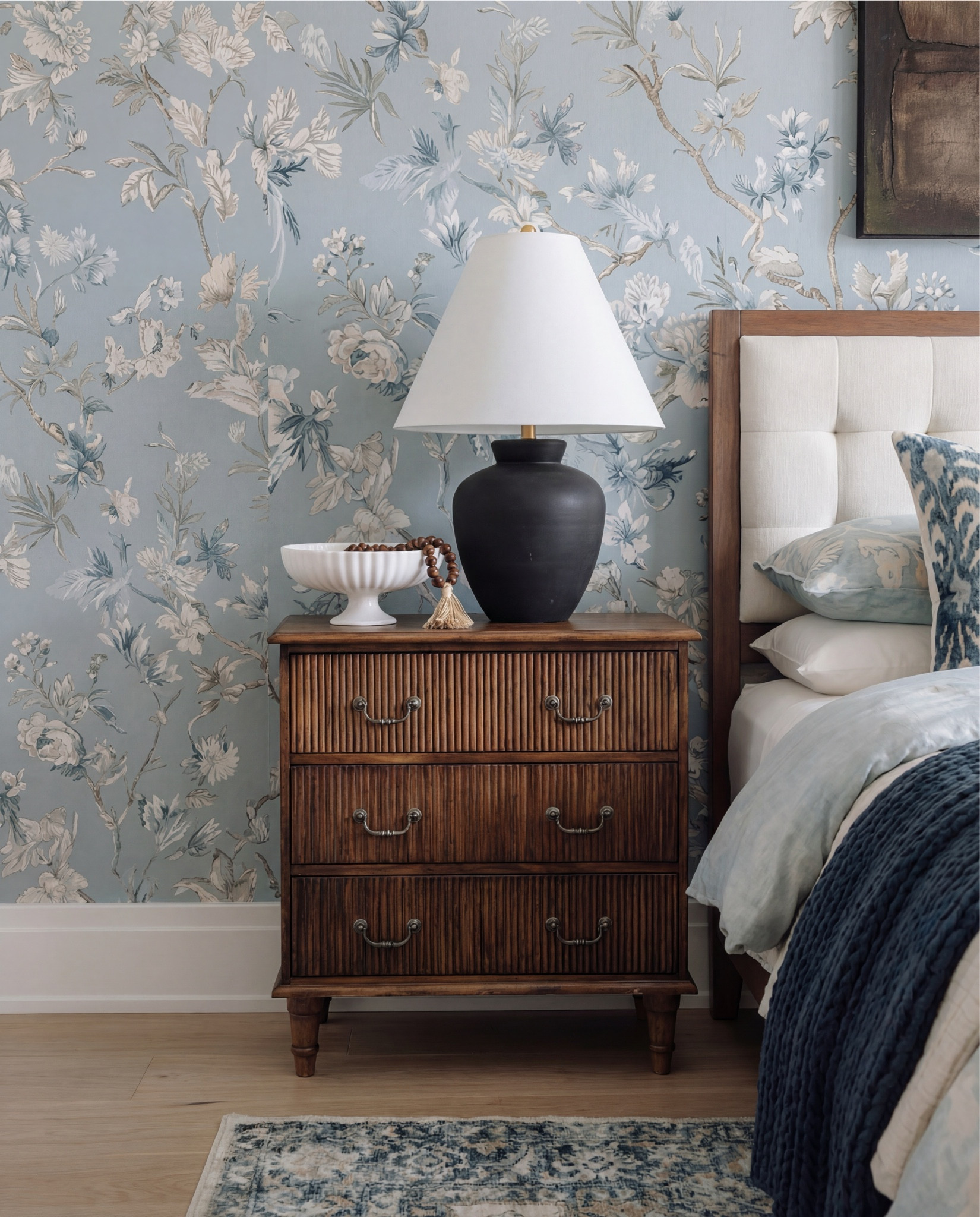 Shop the Look:
• Blue floral wallpaper (soft + vintage-inspired)
• Tufted cream headboard
• Warm wood nightstands
• Black ceramic table lamps
• Light blue duvet set
• Navy chunky knit throw
• Upholstered bench with leather detail
• Blue + beige vintage-style rug
• Sheer cream window drapes

#LTKSaleAlert #LTKHome #LTKFindsUnder100