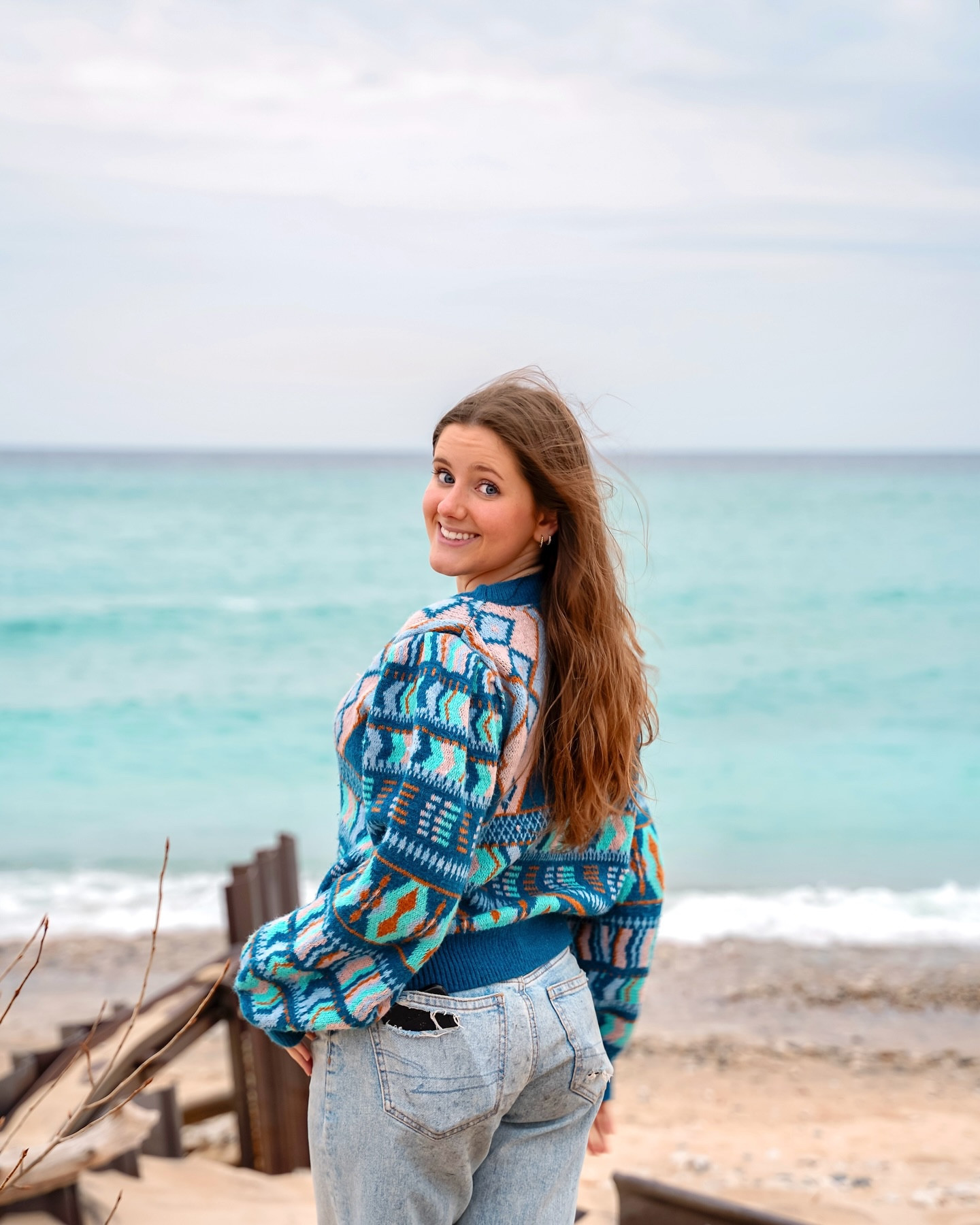 Patiently waiting for Lake Michigan to warm up… 🌊

Also, this is easily my new favorite sweater from @shoppinkblush. I swear by the quality of this brand until the day I DIE! #shoppinkblush #prettyinpinkblush #pbambassador #lakemichiganbeach #springoutfitinspo