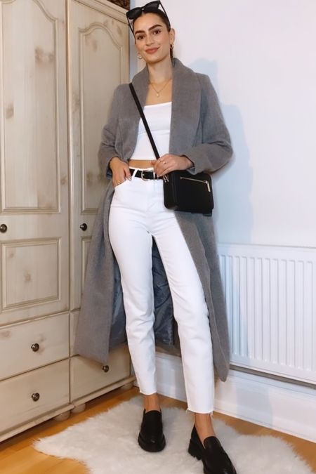 Day 4 of 7 Autumn outfits 🍂
Grey coat, white square neck crop top, white mom jeans, black chunky loafers, crossbody bag