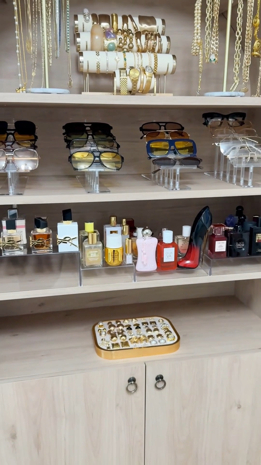 Scroll to shop! ✨ My accessories & perfumes. Everything is linked below.👇🏾

Desliza para comprar. ✨ Mis accesorios y perfumes favoritos.

📲 Download the free LTK app & follow me @kirasfashionfinds to shop all my daily finds.

#LTKBeauty #LTKHome #LTKgrwm