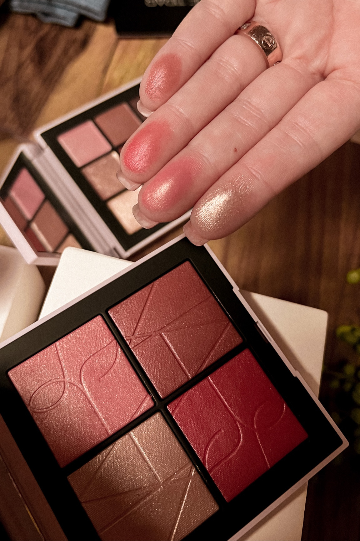 Uma coisa você pode ter certeza: todo ano a Nars vai lançar uma paleta mais linda que a outra na coleção Orgasm 🥵.

Esse Blush Quad tá perfeito em todos os sentidos: cores, pigmentação e fórmula! 

#LTKCONBR2023 #Nars #OrgasmCollection 

#LTKbrasil #LTKFind #LTKbeauty