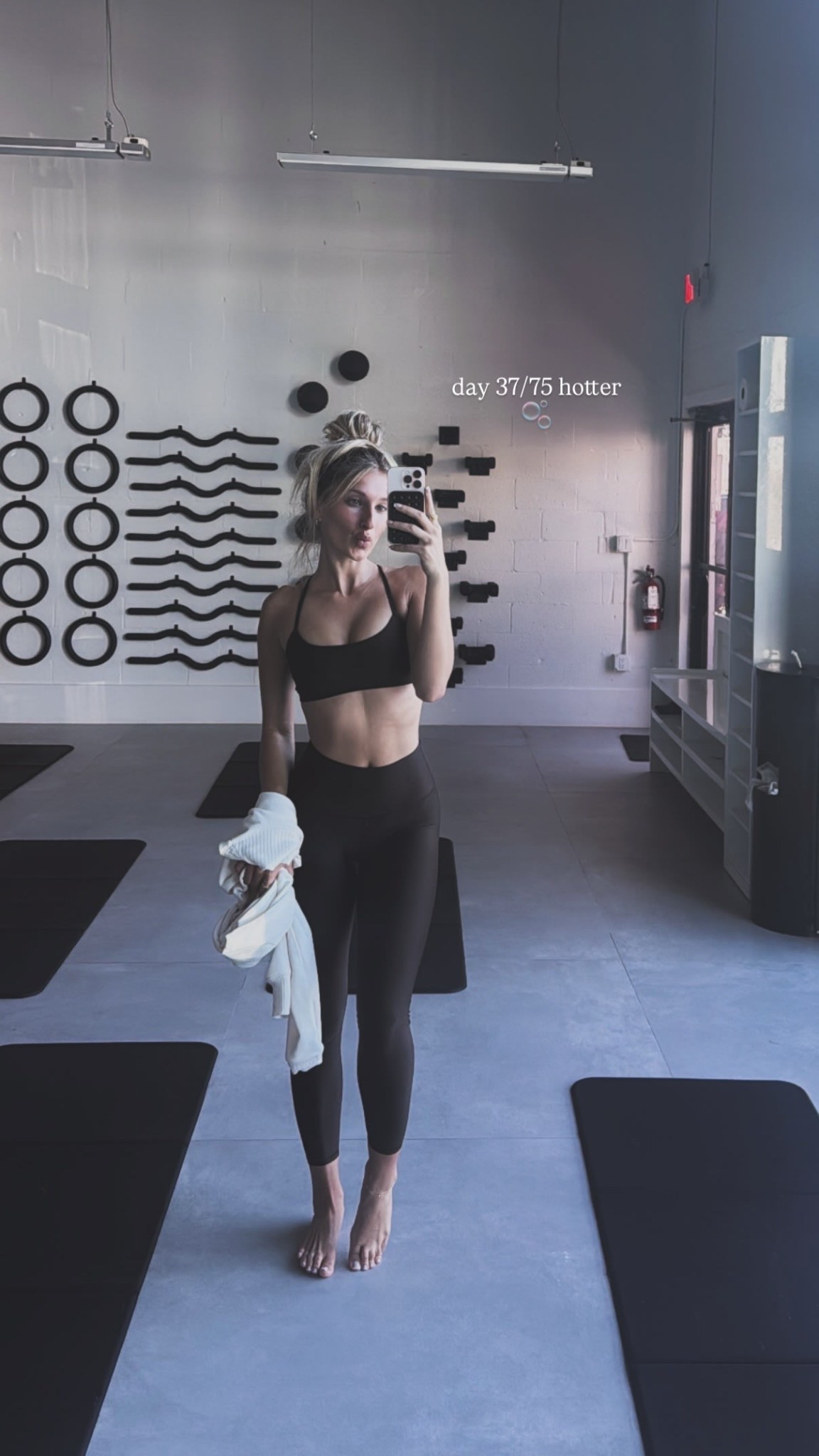 day 37 of 75 hard 🤎
wearing alo airlift set in espresso
