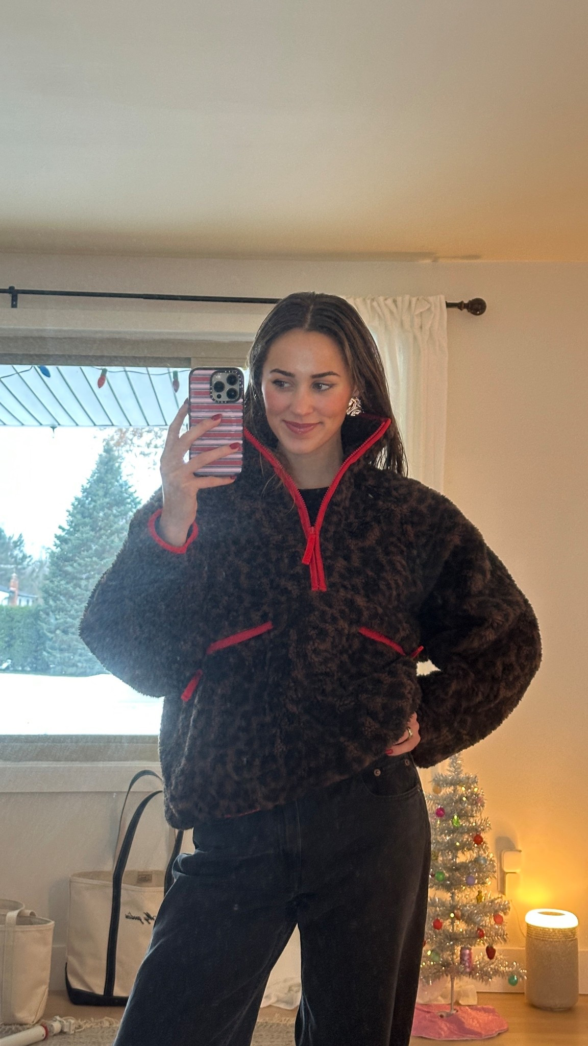 Fav fleece ever! SUPER thick and lined with a nice material. Veryyy warm. I’m usually a small if I want fitted but get medium or large in a sweatshirt or fleece. I got S/M in this and it’s oversized imo so it’s perfect! 