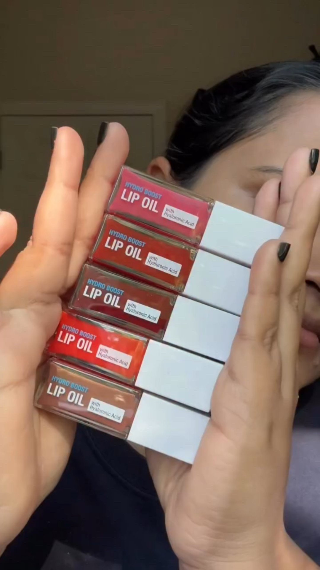 gifted by Neutrogena 
#gifted _by_Neutrogena 
I tried 5 shades of the new Neutrogena Hydro Boost Lip Oil, and they’re so pretty and comfortable. Each one gives a soft shine without feeling sticky. The formula feels more like a hydrating serum than a gloss, leaving my lips smooth and juicy. My favorite part is how natural the colors look on the lips.

@neutrogena #neutrogena #giftedbyneutrogena
#neutrogena #neutrogenalipoil #lipoil #lipoilmagic #hydratinglipoil #hyaluronicacid #makeup #beauty