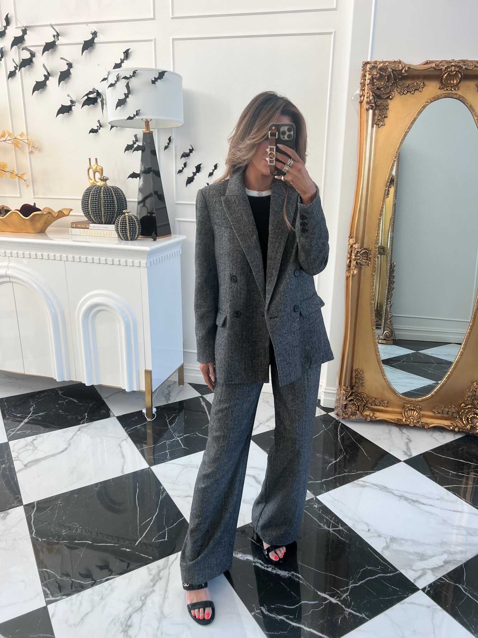 Wearing size small in blazer, tank and pants!

Women’s blazer, grey blazer, pantsuit, dynamite fashion, winter fashion, work wear, blazer outfit inspo, revolve, Chanel, pleated wide leg pants, matching set, wide leg pant, Emily Ann Gemma 

#LTKstyletip