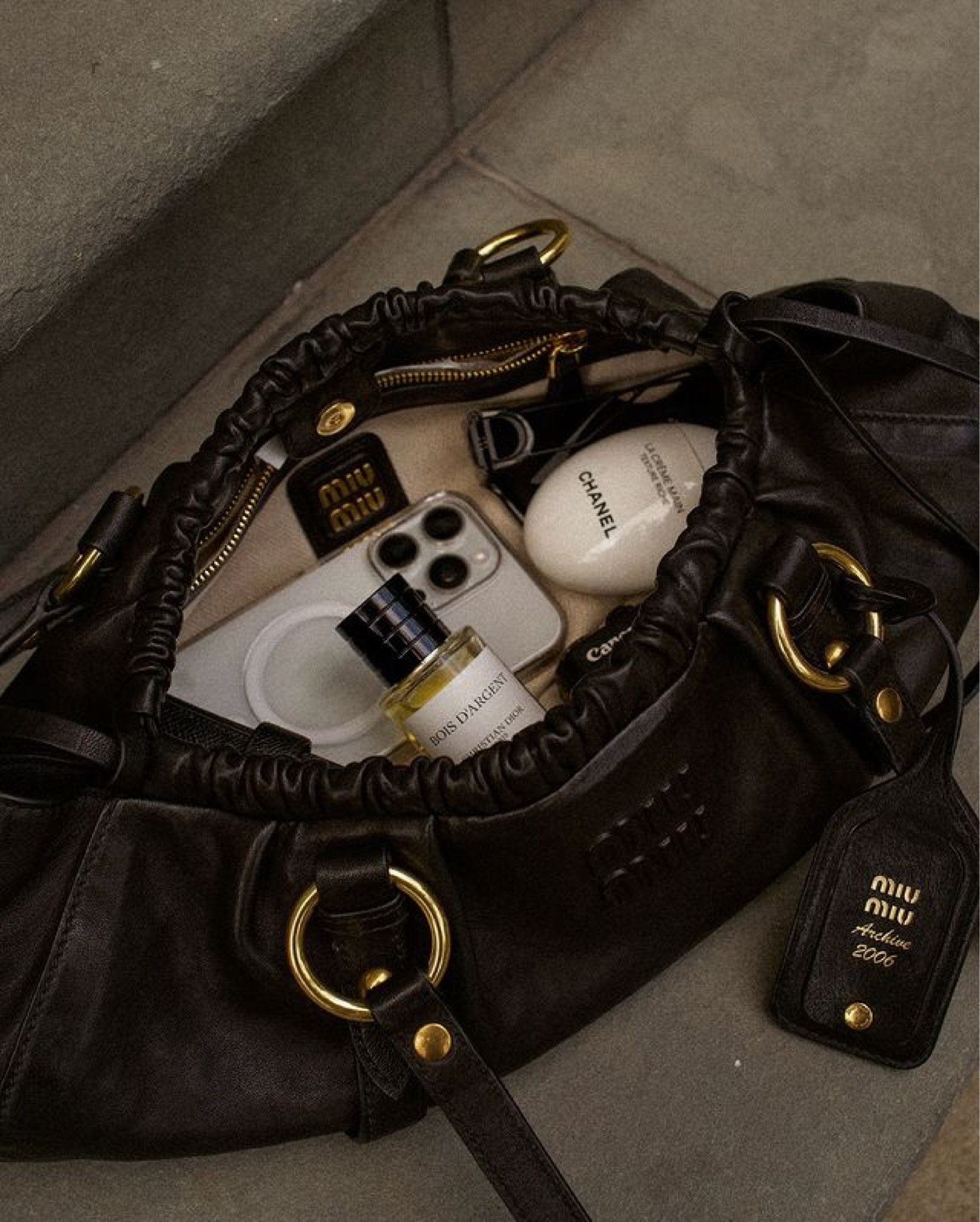 What’s in my bag? My wallet and phone of course along with some of my fav beauty goodies 🥰

#LTKSaleAlert #LTKStyleTip #LTKGiftGuide