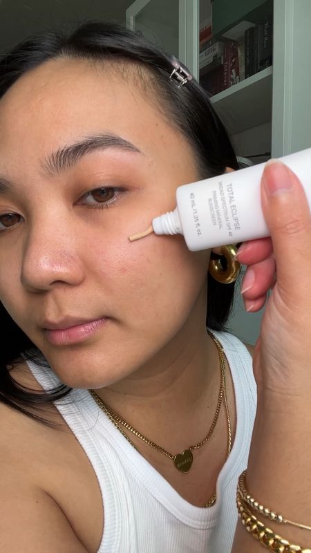 One of the best SPF primers I've tried! Gives the skin a beautiful glow without feeling oily, and it looks great underneath makeup! #sunscreen #makeupprimer #skincare #NordstromFind 