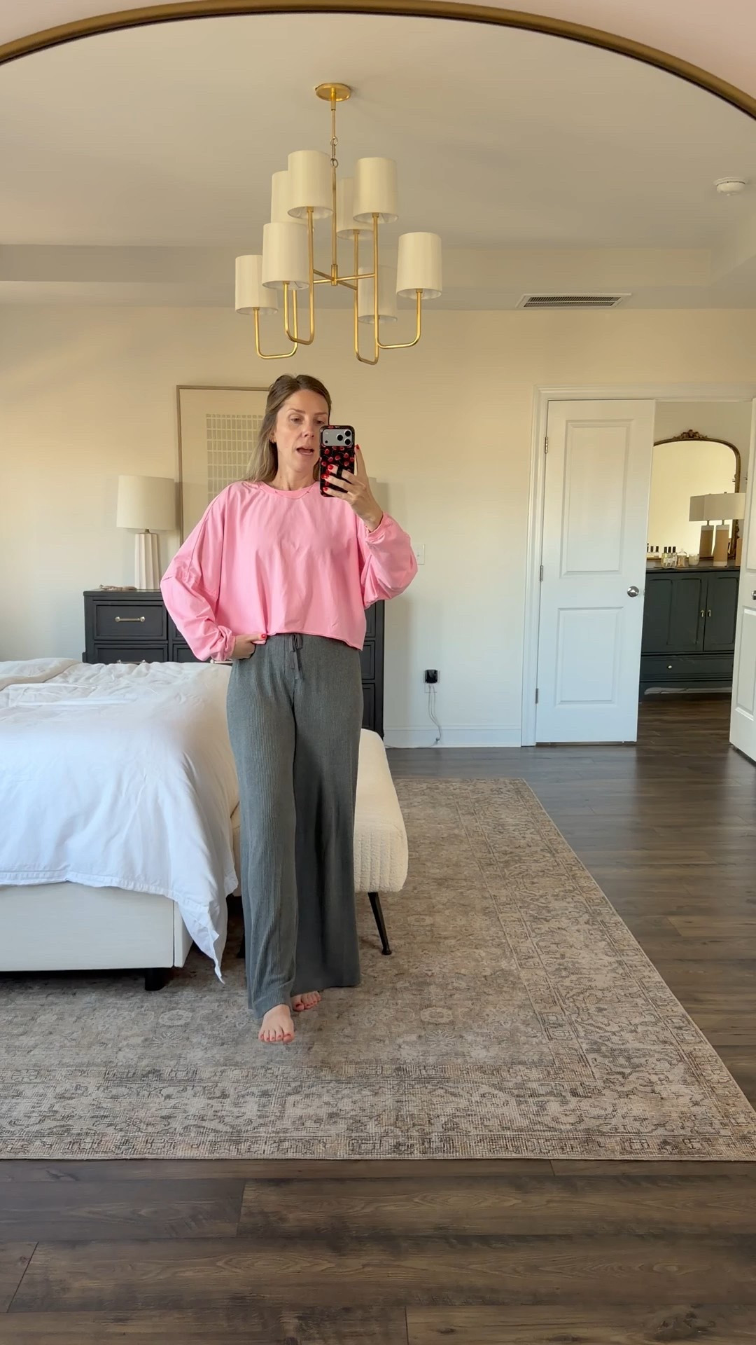 Love the bright color of this cropped top! In a S 