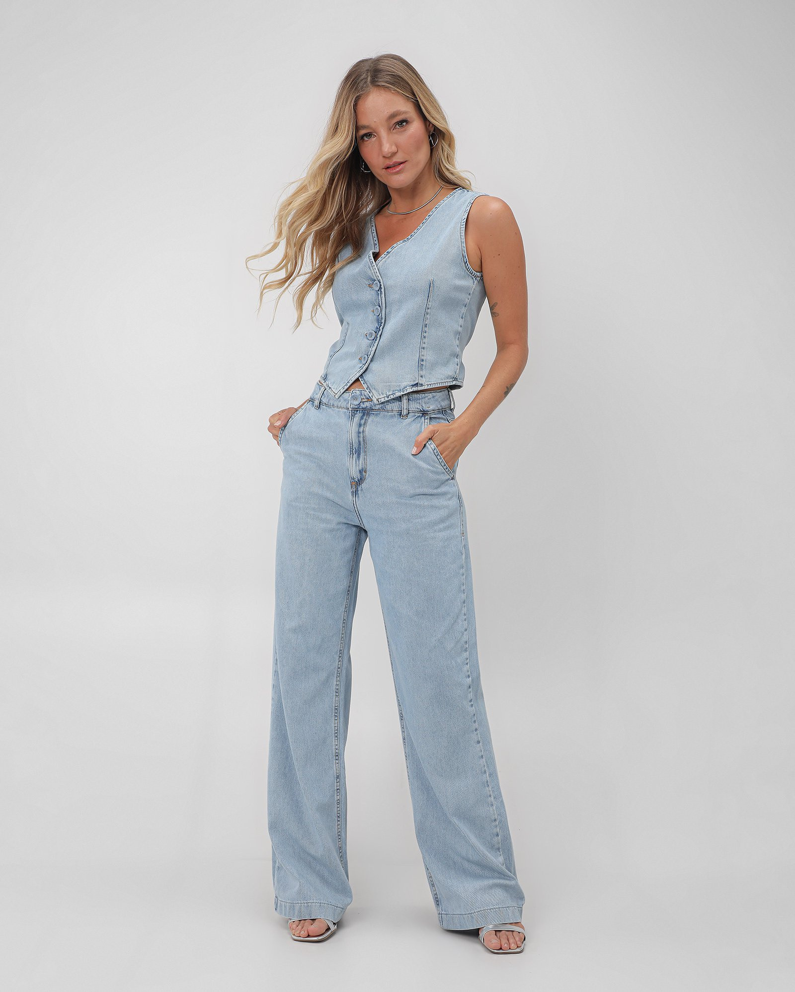 Calça jeans feminina reta pespontos denim claro | AK by Riachuelo | Riachuelo (BR)