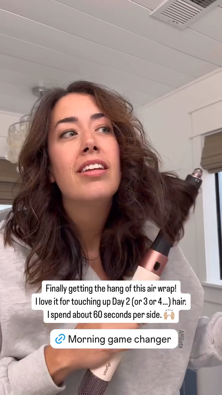 Finally getting the hang of this air wrap! 
I love it for touching up Day 2 (or 3 or 4…) hair. 
I spend about 60 seconds per side. 🙌🏼 Affiliate