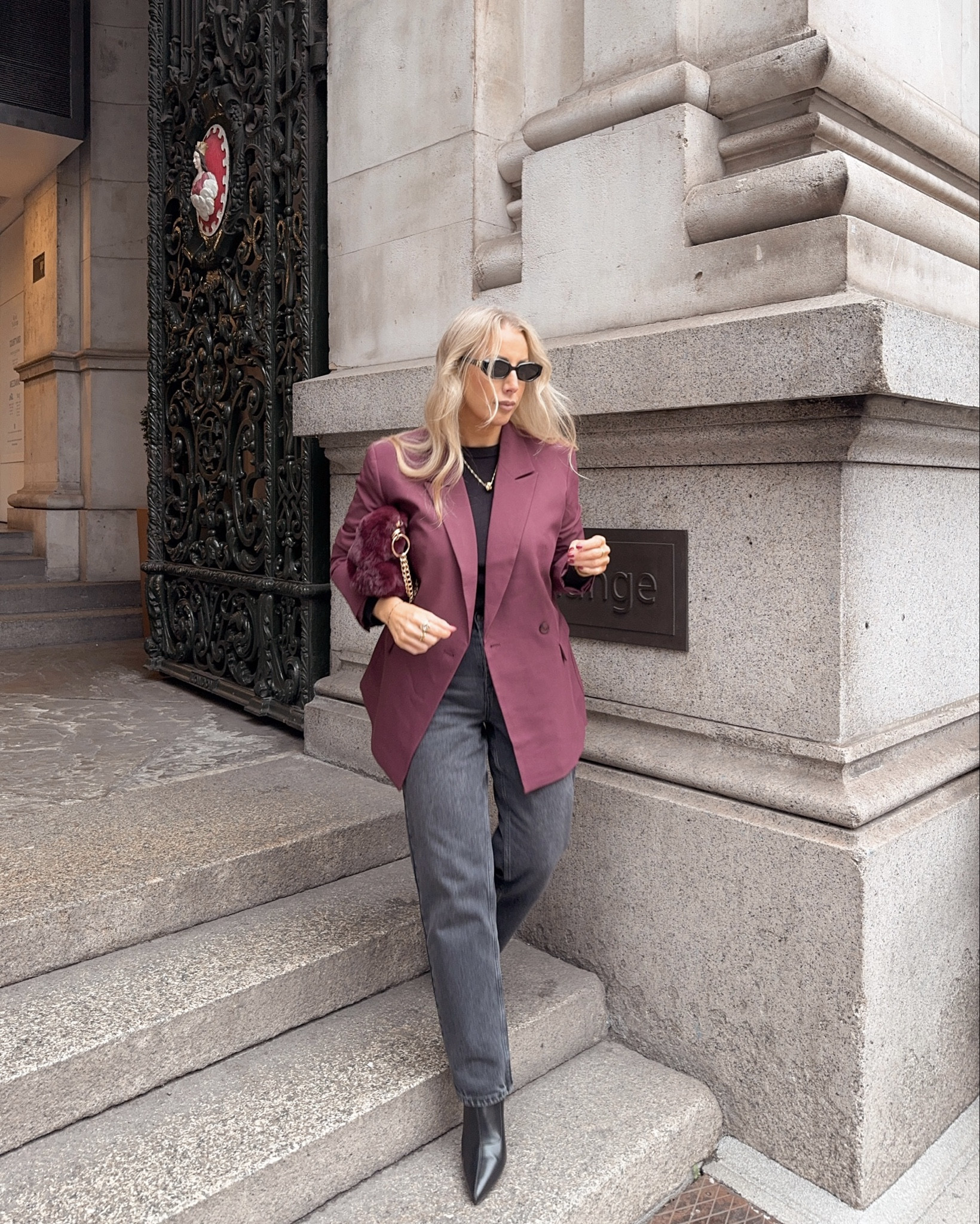 Wearing size 30 jeans and size medium in the blazer 

#LTKjeans #LTKcurves #LTKmidsize