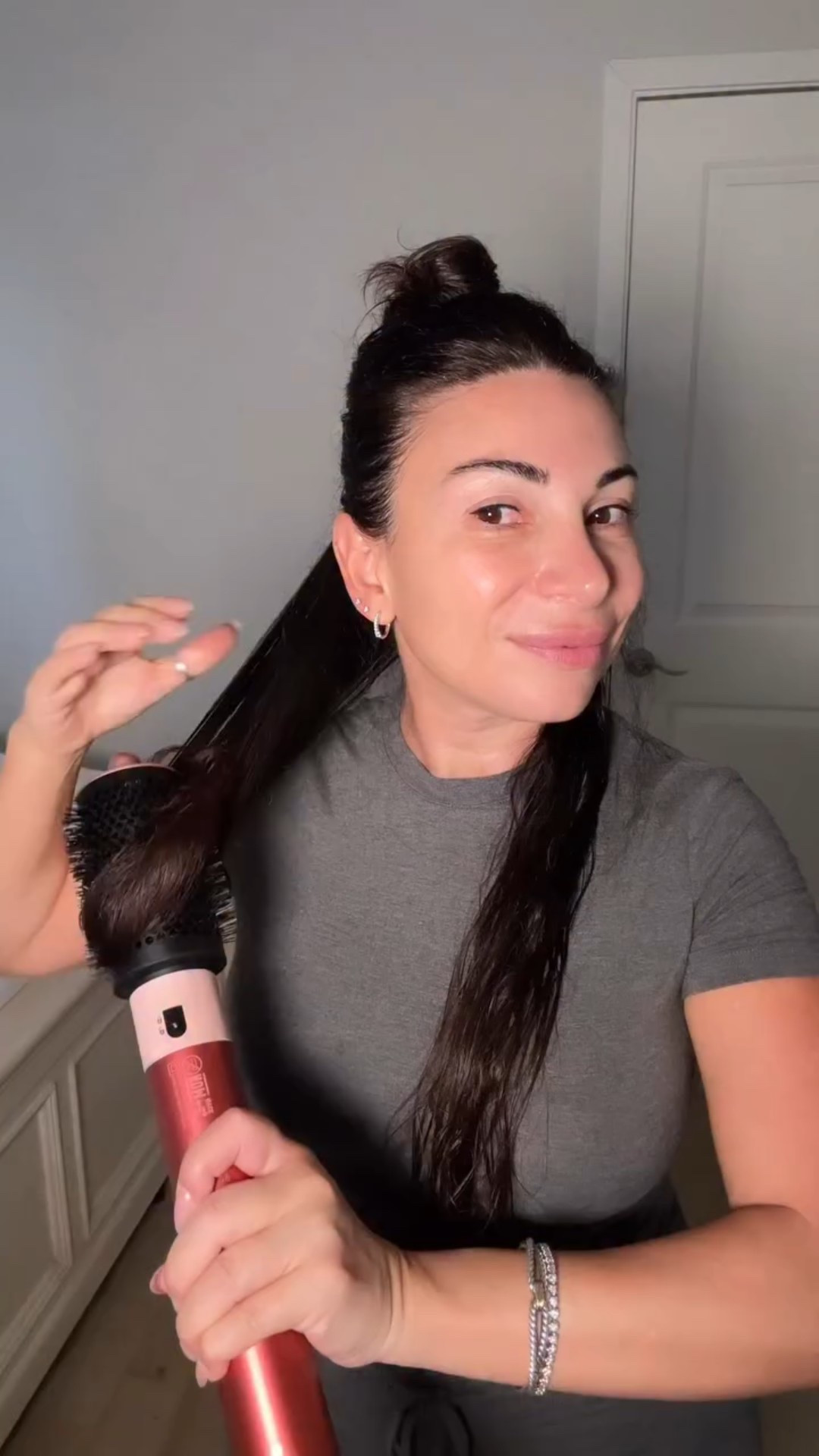 @dysonbeauty Airwrap’s new large round brush glides through hair, saves time, and creates volume. Total game changer, love this attachment! 

post on my LTK ⬆️ link in bio https://liketk.it/5rpva

#dysonbeauty #dysonairwrap #dysonbrush