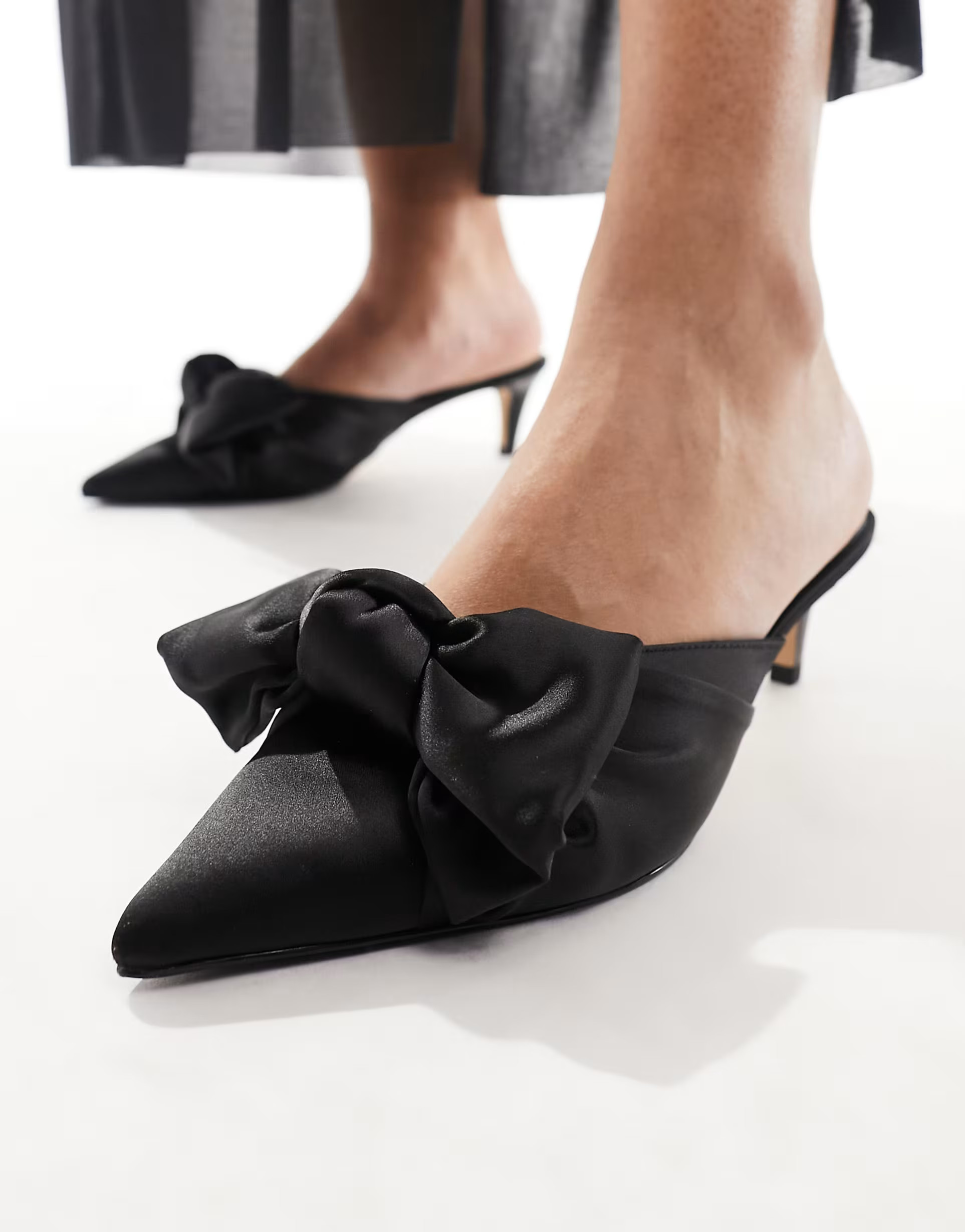 & Other Stories – Spitz zulaufende Kitten-Heel-Pumps aus Satin in Schwarz mit Schleife | ASOS (Global)