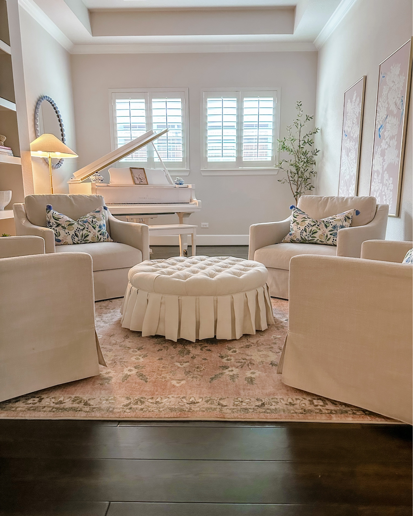 Traditional coastal grandmillenial sitting room 