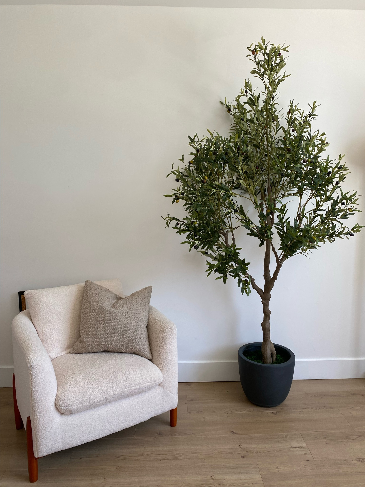 Filming background links 🔗
Artificial tree is 7Ft plus 
Pot 14”


#LTKHome #LTKU