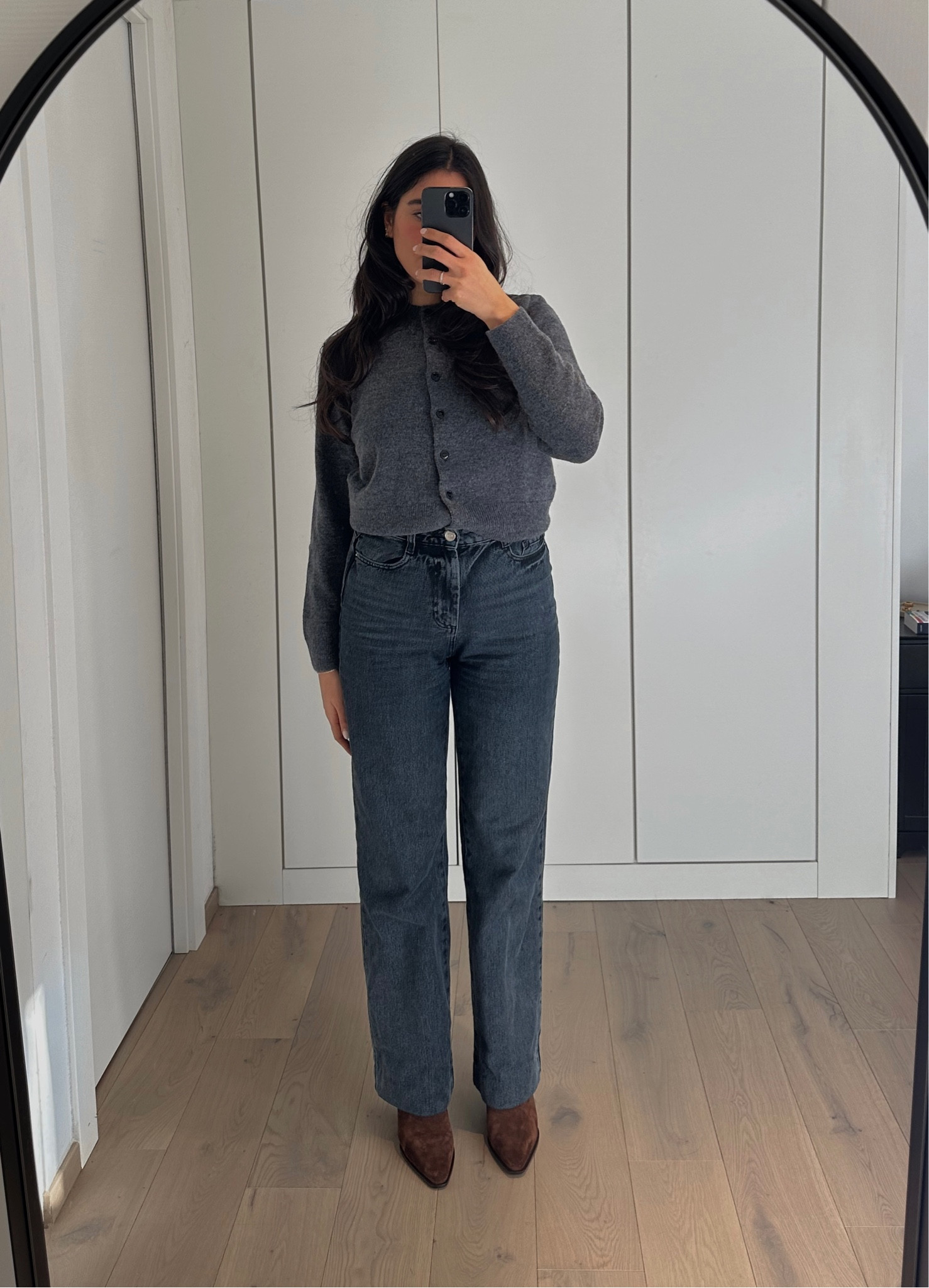 The ultimate cosy cardigan, the perfect piece to layer in the winter but also good for spring/ autumn!

Grey cardigan, knitwear, workoutfit, everyday look

#LTKworkwear #LTKeurope #LTKfindsunder50