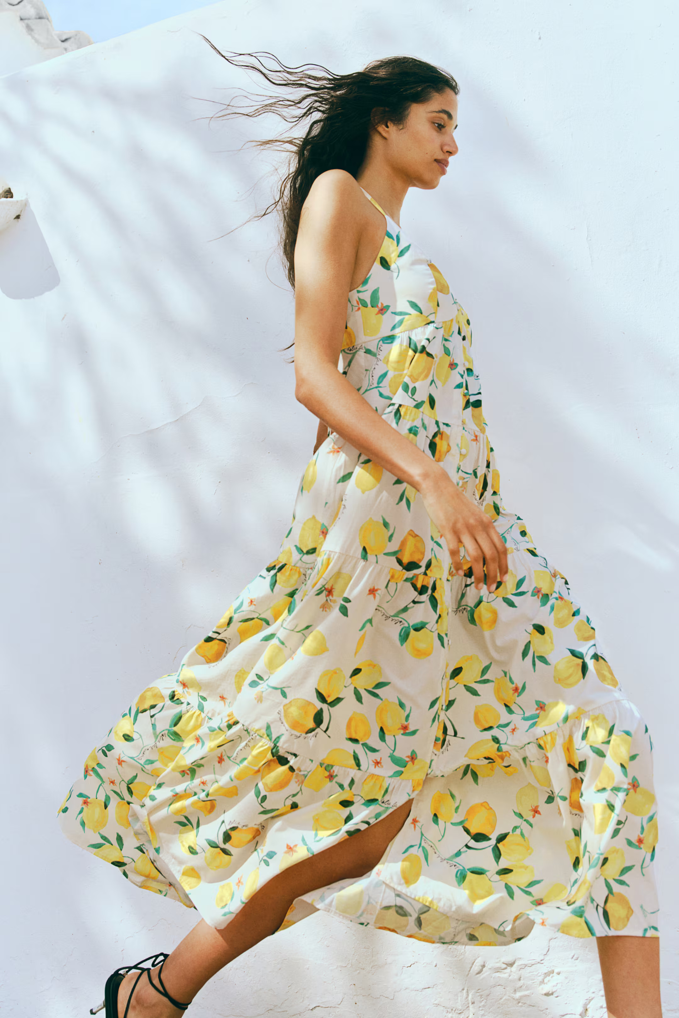 Gestuftes Trägerkleid - V-Ausschnitt - Ärmellos - Cremefarben/Zitronen - Ladies | H&M AT | H&M (DE, AT, CH, NL, FI)