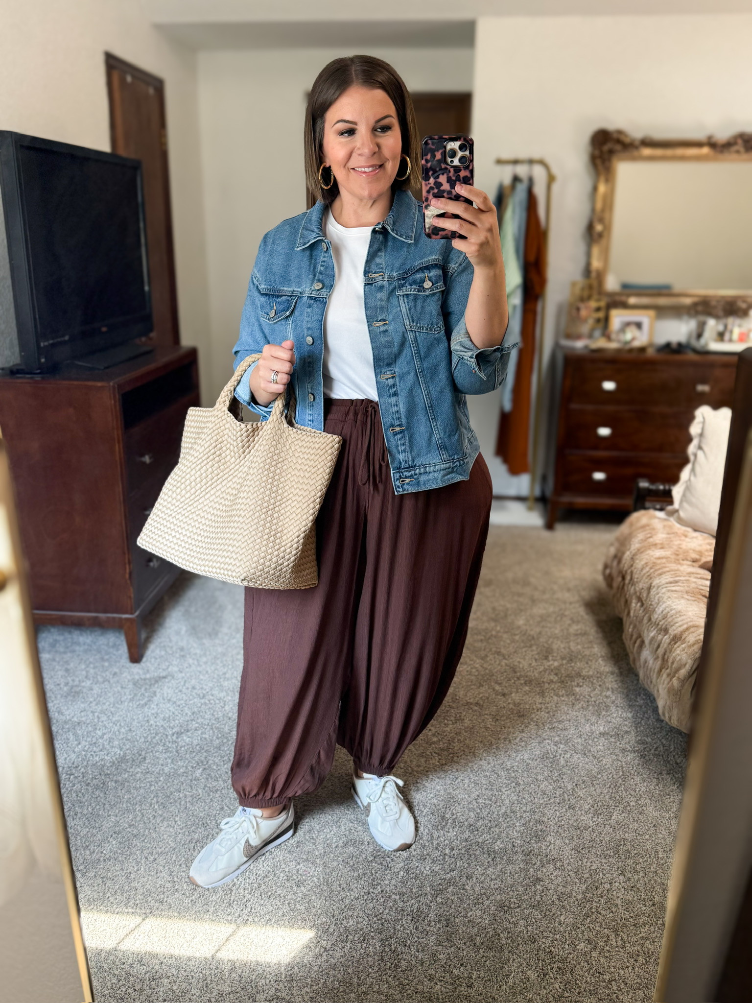 Pear-shaped pre-fall outfit idea! These Old Navy pants are under $20 right now and so flattering. And don’t sleep on these Nike sneakers—they’re going to be everywhere this fall!  

 #LTKootd #LTKOver40 #LTKSaleAlert