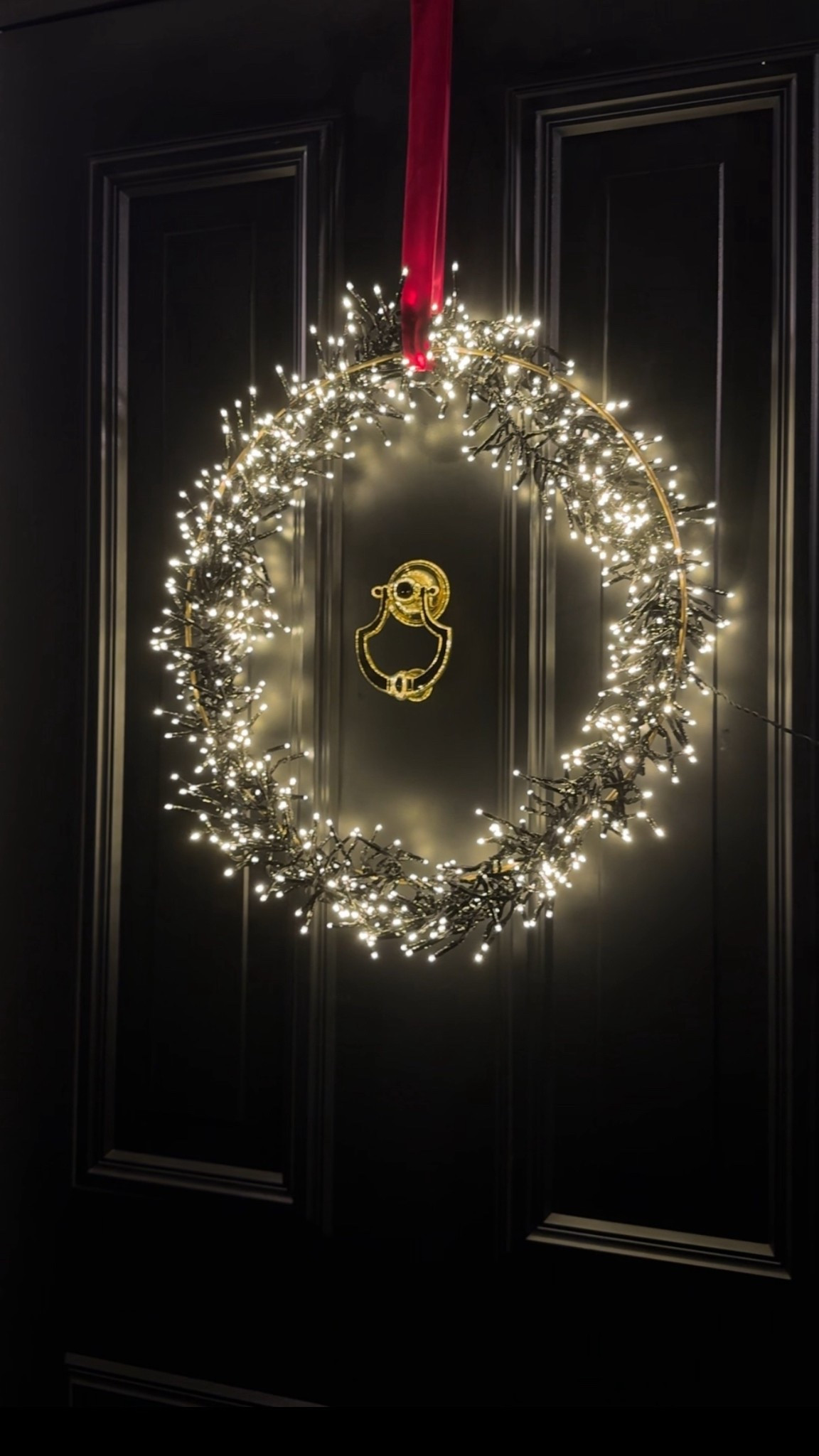 Wie findet ihr mein DIY Lichterkranz? ✨ Einfach Lichterkette um einen Metallring mit Kabelbindern binden und fertig! Hab euch meine exakte Lichterkette für die Steckdose verlinkt und auch eine Batterie betriebene Alternative für Outdoor und mehr Flexibilität 👌🏻

#LTKdeutschland #LTKwinter #LTKhome