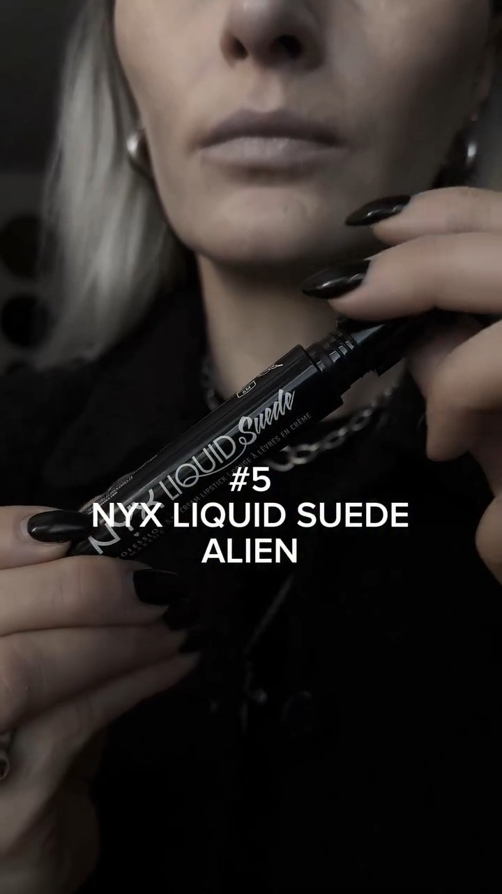 #5 NYX liquid Suede 
- Farbe: Alien
- Deckkraft: 5/5
- Haltbarkeit: 4/5
- Tragekomfort: 5/5
Ok, der ist wirklich richtig schwarz! Nicht zu flüssig, lässt sich sehr gut auftragen und verläuft nicht. 

#lipstickchallenge #blacklips #darklips #gothlips #gothmakeup #blacklipstick #nyx #nyxliquidsuede