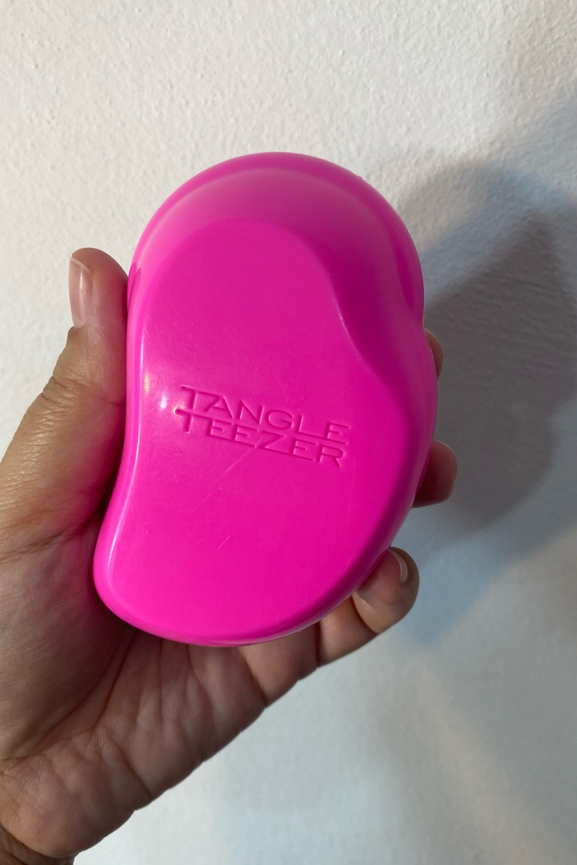 The Original mini - Tangle Teezer
Essa foi a primeira que comprei pra testar, ela é a versão miniatura da famosa escova sem cabo. As suas cerdas facilitam muito a escovação.
Ela pode ser usada tanto nos cabelos secos, quanto úmidos, não quebra nadinha os fios, amo essa escova, por ser mini é ótima pra levar na bolsa, necessaire e em viagens 🩷✨


#LTKbrasil #LTKtravel #LTKbeauty