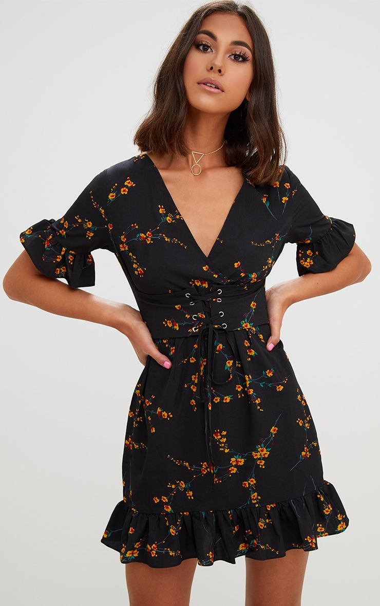 Robe trapèze noire à imprimé floral et corset | PrettyLittleThing (FR)