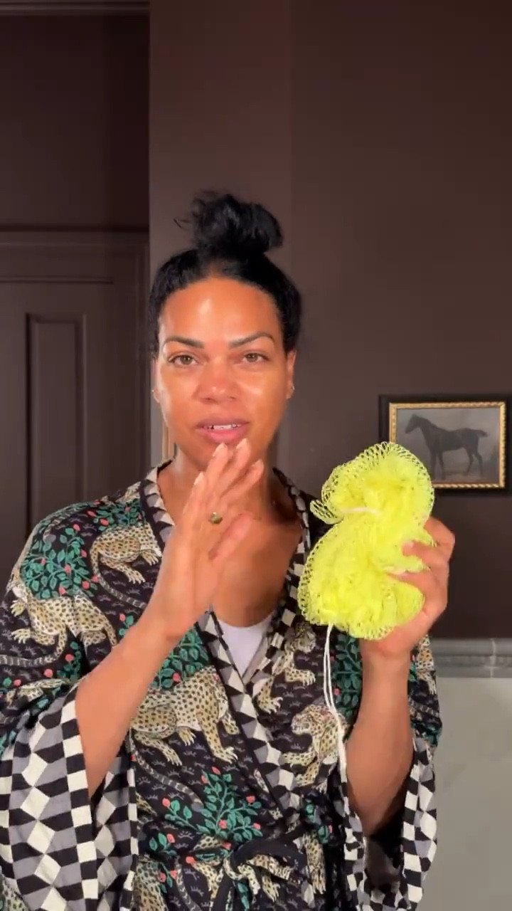 How I wash my African Net Sponge! Rinse, squeeze out the water then hang dry when you’re done showering. For weekly washing I put it in a washing bag on delicate with hot water then hang to dry! You can also hand wash with vinegar and hot water! Also reminder: do not use this to clean down there 😂


#LTKFindsUnder50 #LTKBeauty