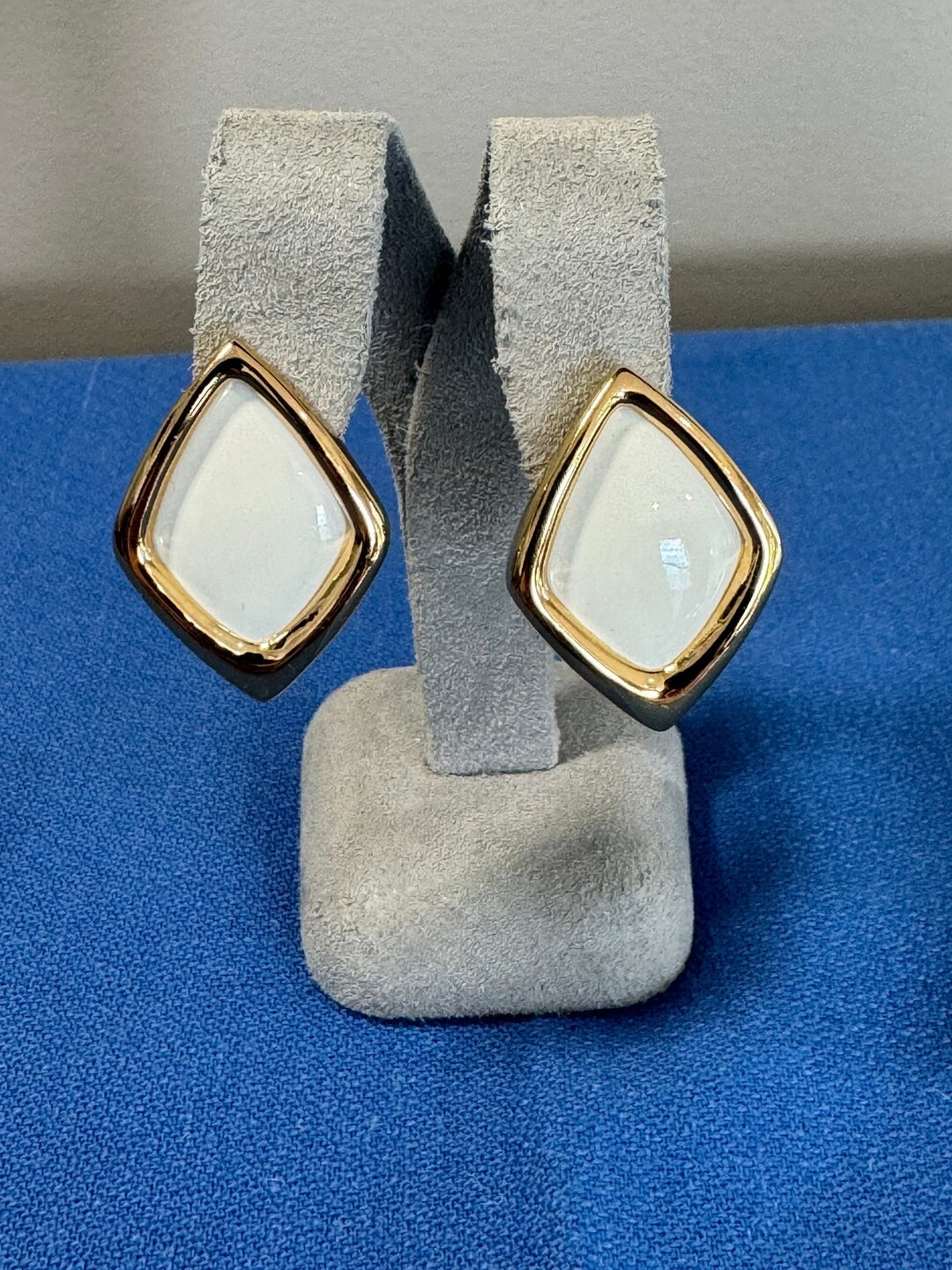 Vintage Monet White and Gold Tone Clip on Earrings - Etsy | Etsy (US)