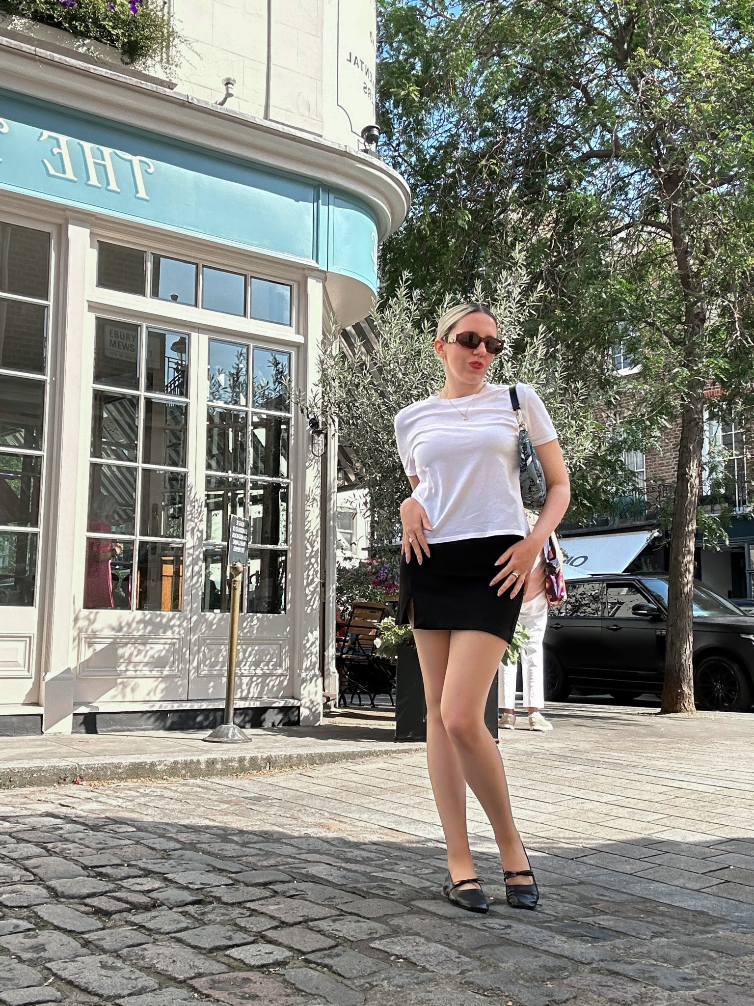 Black mini skirt, white t-shirt, ballet flats, colorful bag

#miniskirt #balletflats

#LTKeurope #LTKstyletip