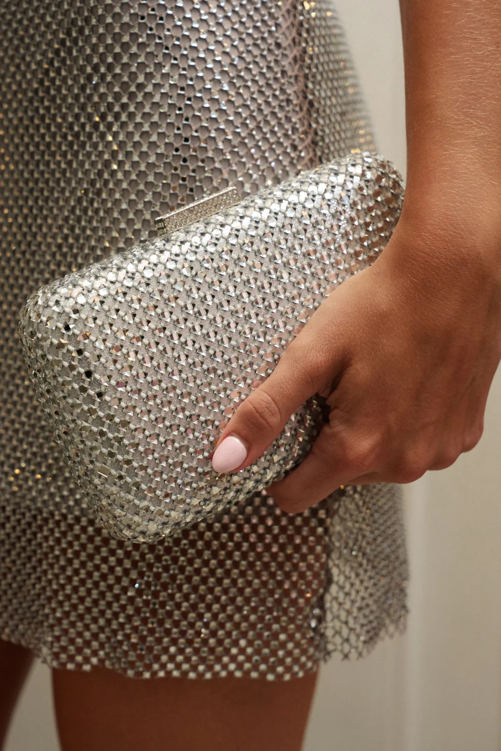 ELECTRIC AURA RHINESTONE CLUTCH IN SILVER | AKIRA