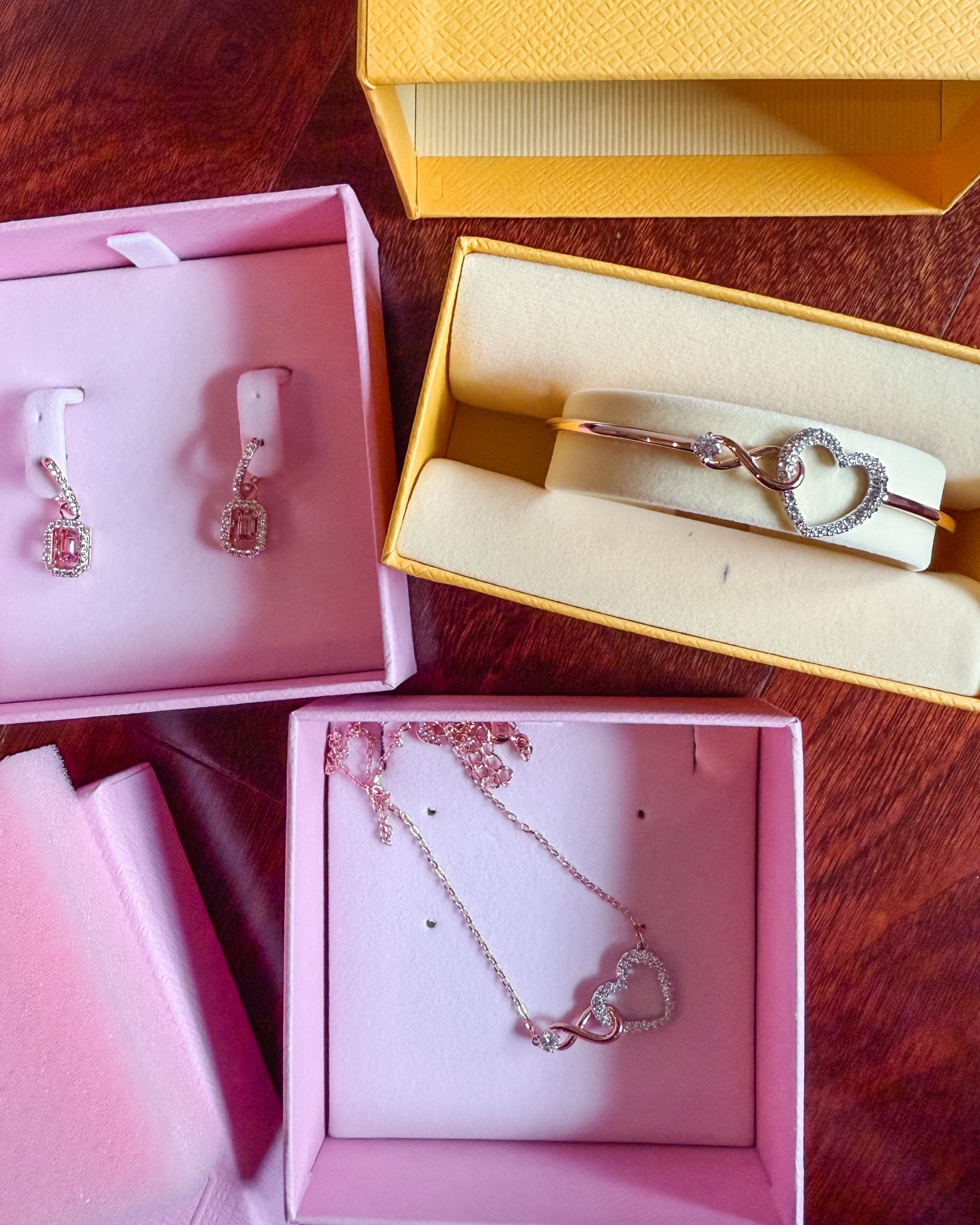 Christmas jewelry gifts for women, Jewelry gifts for her, gift guide, gift ideas, Christmas gifts

#LTKGiftGuide #LTKSeasonal #LTKHoliday