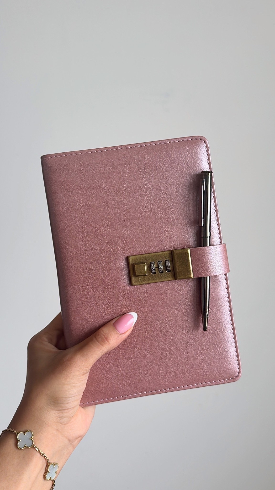 a fresh journal for a fresh mindset.. perfect for manifesting and goal setting. 