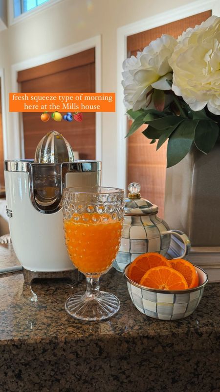 Must have for hosting brunch! 

#juicer #freshjuice #freshsqueezed #orangejuice #smeg #kitchenappliances #homedecor #brunch #hosting #summer #kitchen 