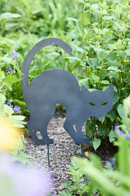 Scaredy Cat Iron Garden Stake | Terrain