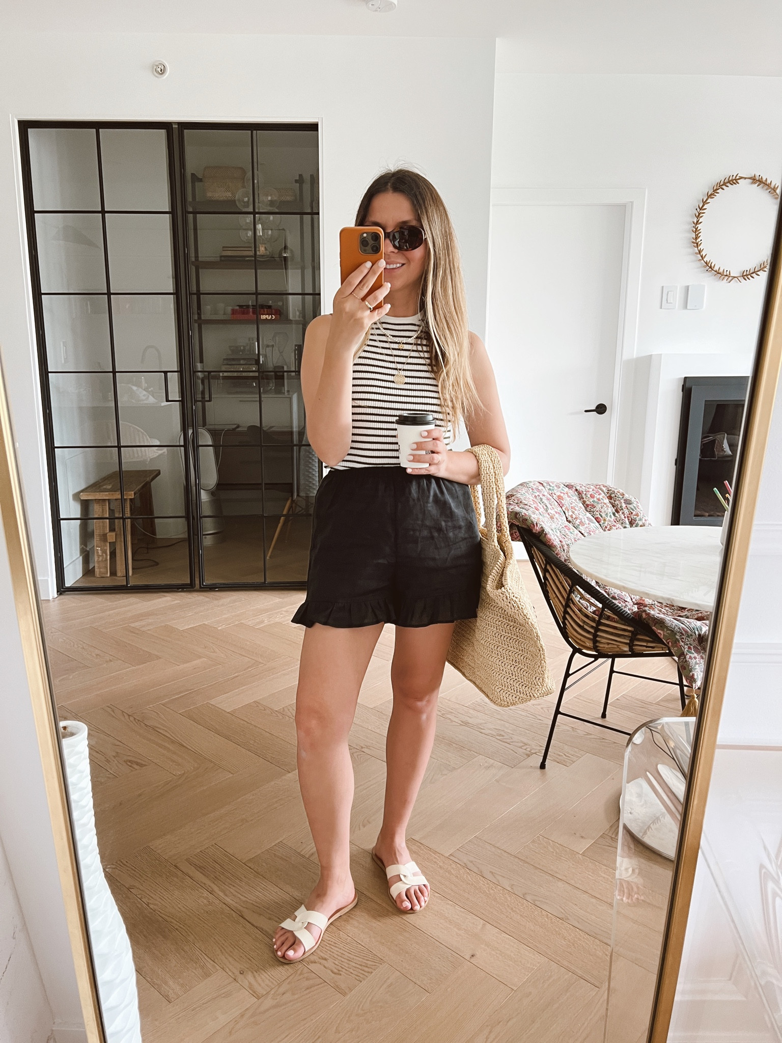 One of my fave easy summer looks 🌞 stripe top and linen shorts!👌

So easy to mix and match and dress up or down depending on the occasion 💕
