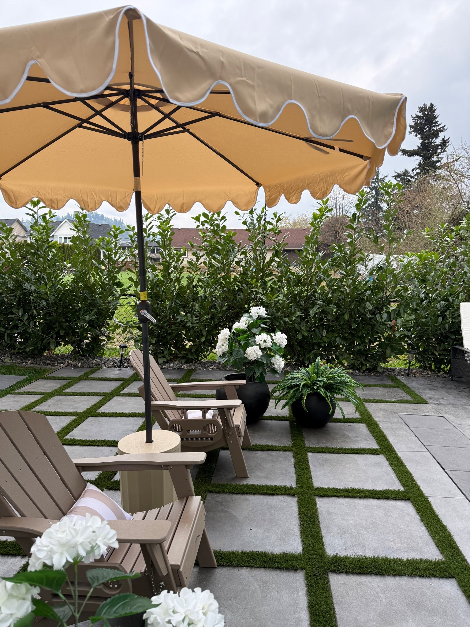 10’ umbrella✨ such a great size! Strong and sturdy! 