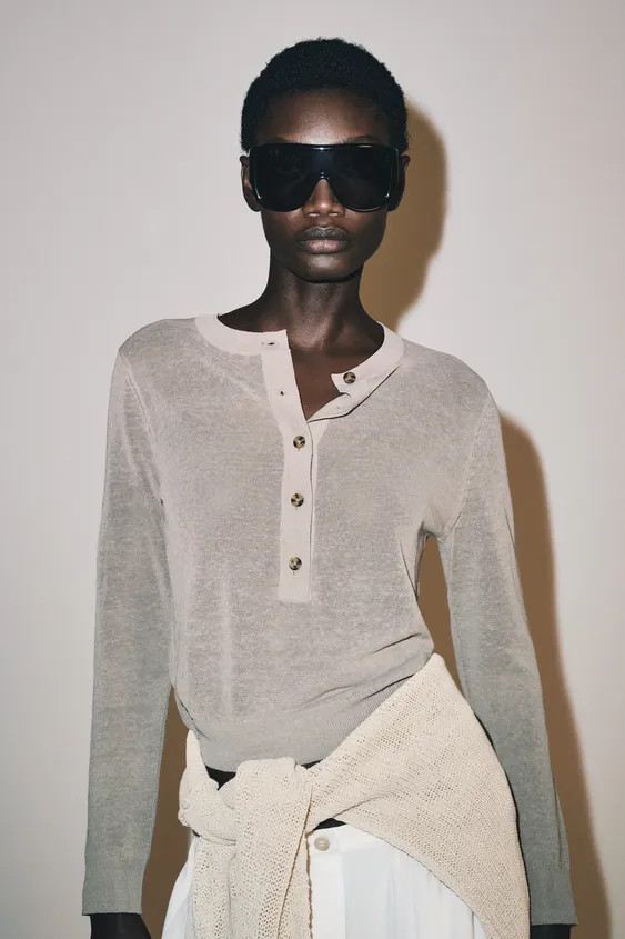 Round neck long sleeve jumper. Front button fastening. | Zara IT