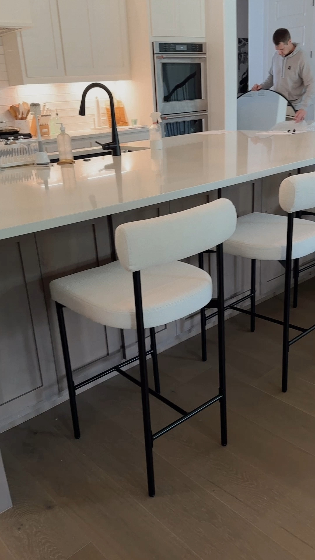 new counter stools 🫶🏼 other colors also available  