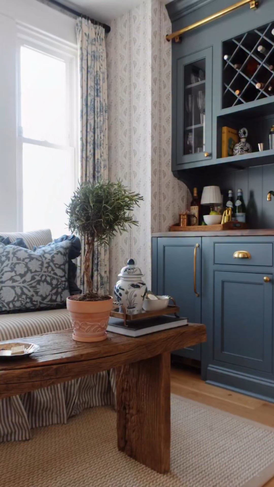 A full look into the sitting room, alongside my thoughts and all links to shop is now live on megleonard.co 🤍 Simply comment SIT for a link to the post in your inbox.

#sittingroomdecor #homebar #sittingroomdesign #sittingroomdesign #coastalcottage